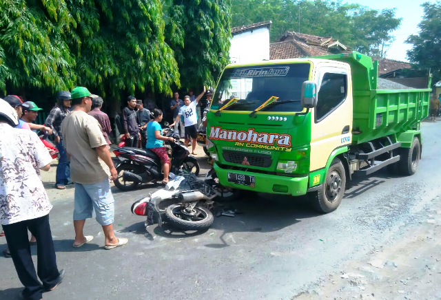  Oleng  Pengendara Motor Hantam Truk  di Sekarjalak 